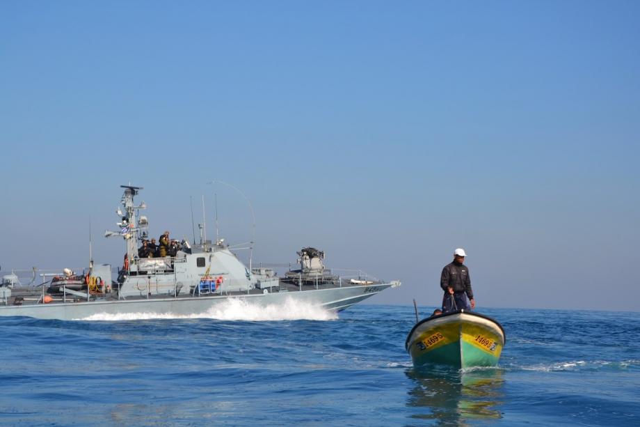 بحرية العدو الصهيوني تستهدف الصيادين شمال قطاع غزة